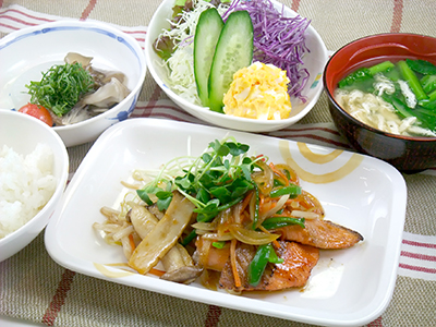 週代わりヘルシーランチ サケの生姜焼き